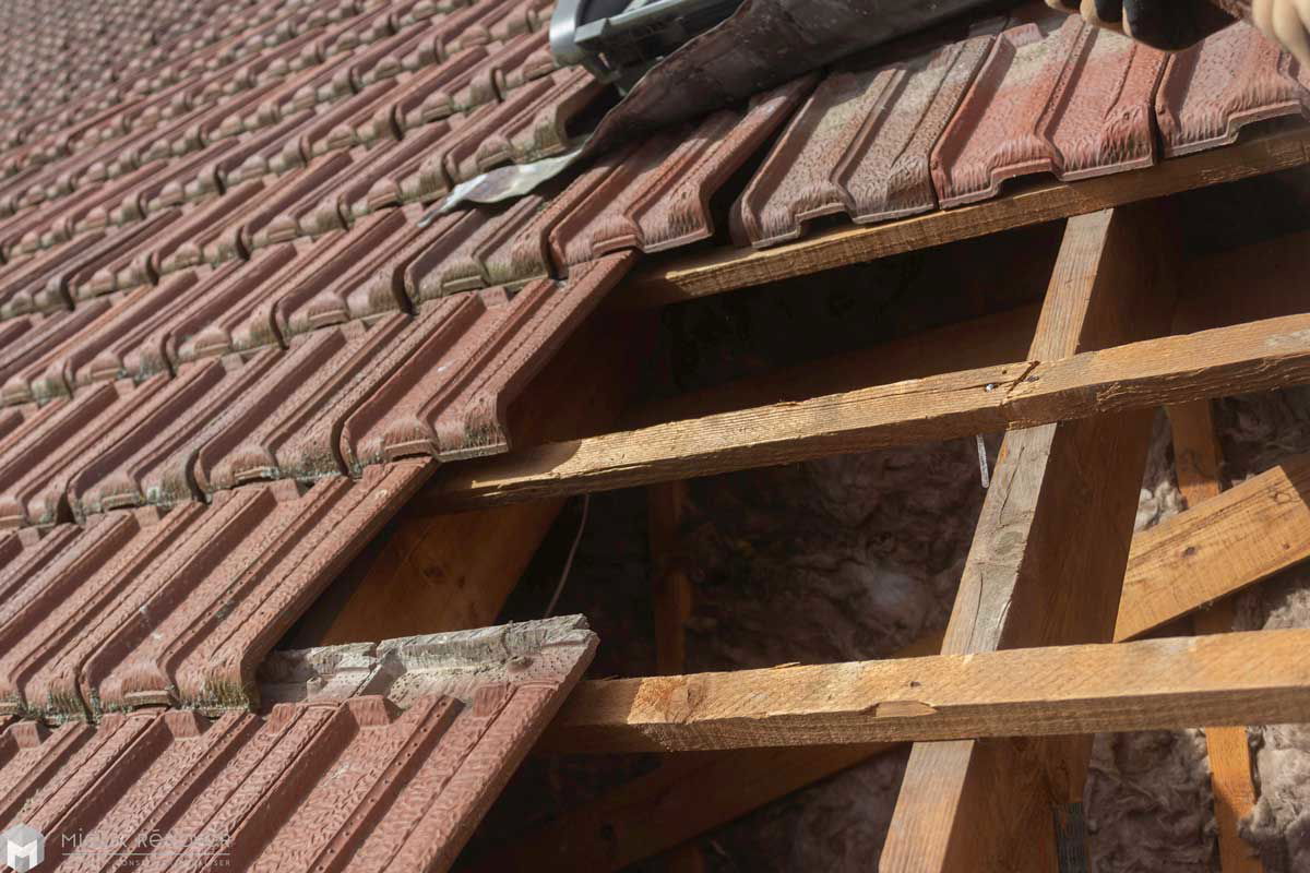 découvrez l'importance de l'isolation de votre toit pour améliorer l'efficacité énergétique de votre maison. protégez votre habitat des pertes de chaleur, réduisez vos factures d'énergie et profitez d'un confort optimal tout au long de l'année. notre guide vous explique les meilleures techniques d'isolation et les matériaux adaptés à vos besoins.