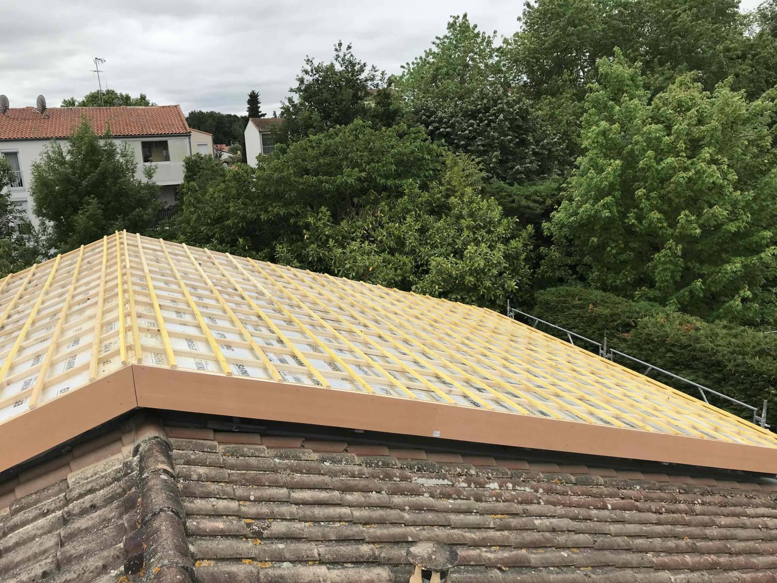 découvrez comment l'isolation de toiture peut améliorer le confort de votre maison tout en réduisant vos factures d'énergie. apprenez les différentes techniques et matériaux d'isolation pour maximiser l'efficacité énergétique de votre habitat.