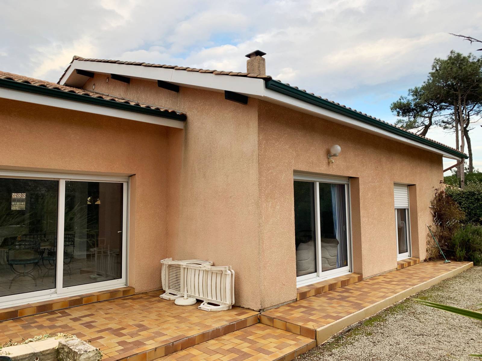 découvrez nos lambris en bois spécialement conçus pour habiller vos avant-toits. alliant esthétisme et protection, ils apportent une touche d'élégance à votre extérieur tout en préservant la durabilité de votre maison. transformez votre espace avec nos solutions en bois de qualité.