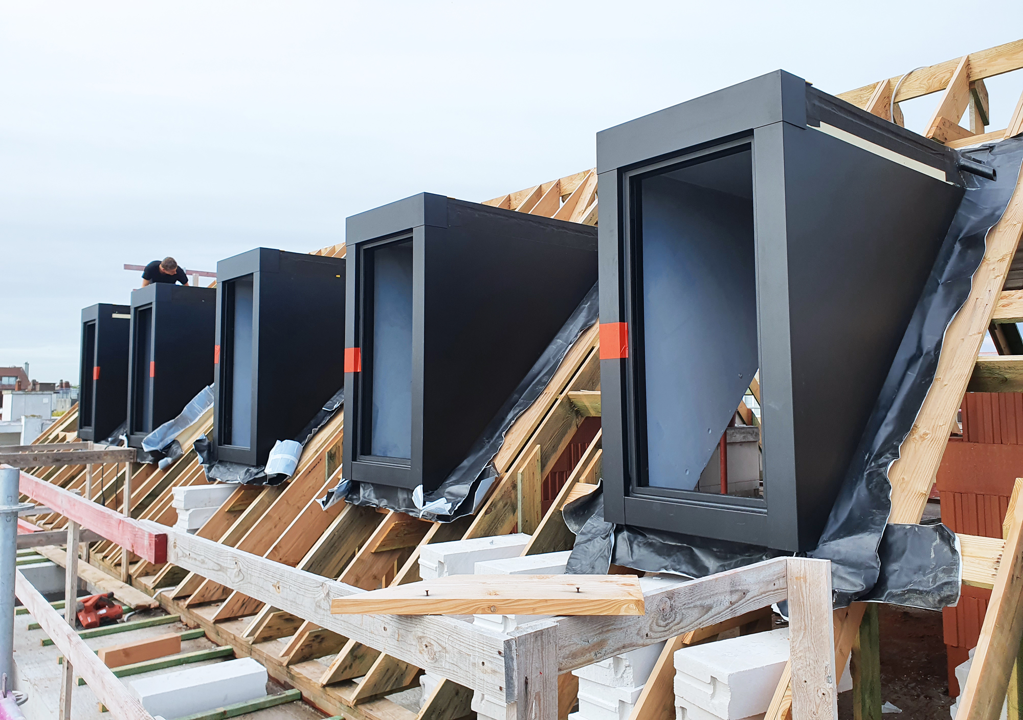 découvrez tout ce qu'il faut savoir sur les lucarnes de toit : styles, avantages et conseils d'installation pour illuminer et aérer vos combles. transformez votre espace sous les toits avec élégance et fonctionnalité.