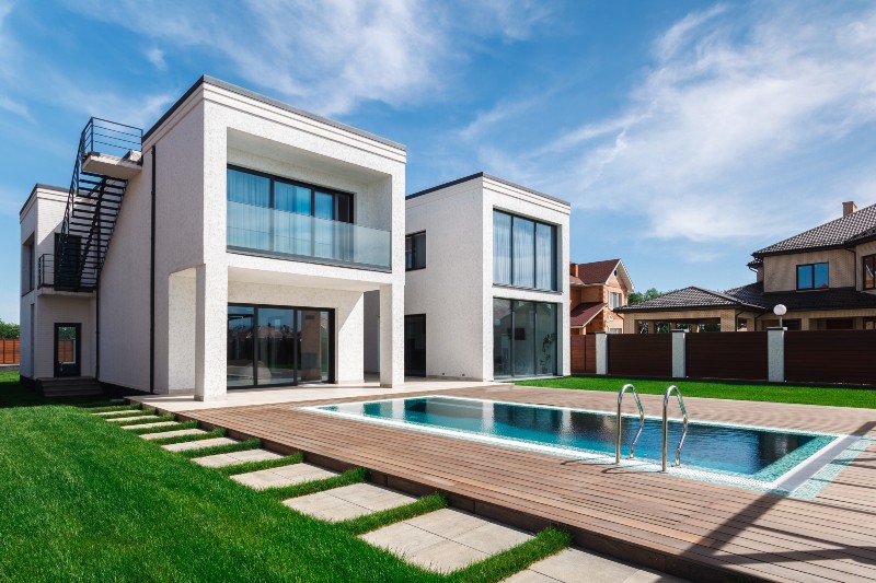 découvrez nos maisons modernes avec toit terrasse, offrant un espace de vie extérieur unique et des vues imprenables. parfaites pour profiter du soleil tout en ajoutant une touche d'élégance à votre habitat. explorez nos designs et trouvez la maison de vos rêves !