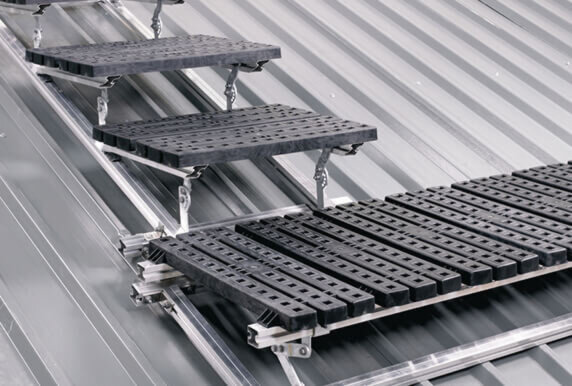 découvrez nos conseils pour marcher sur un toit en tuile en toute sécurité. apprenez les techniques essentielles pour l'entretien et la vérification des tuiles, tout en protégeant votre maison des intempéries.