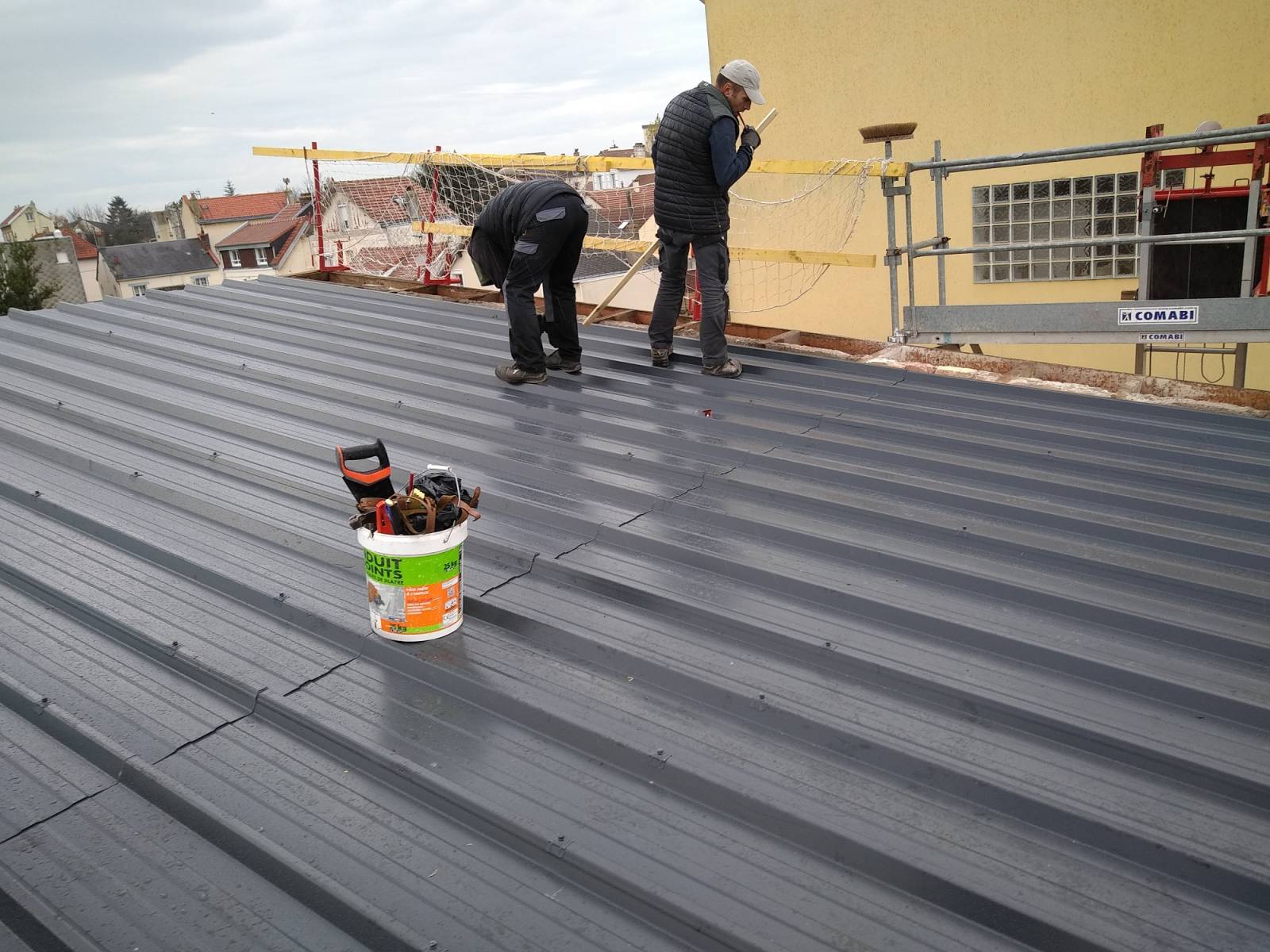 découvrez nos conseils et étapes clés pour la mise en place d'un toit efficace et durable. optimisez la protection de votre maison grâce à des matériaux adaptés et une installation professionnelle.