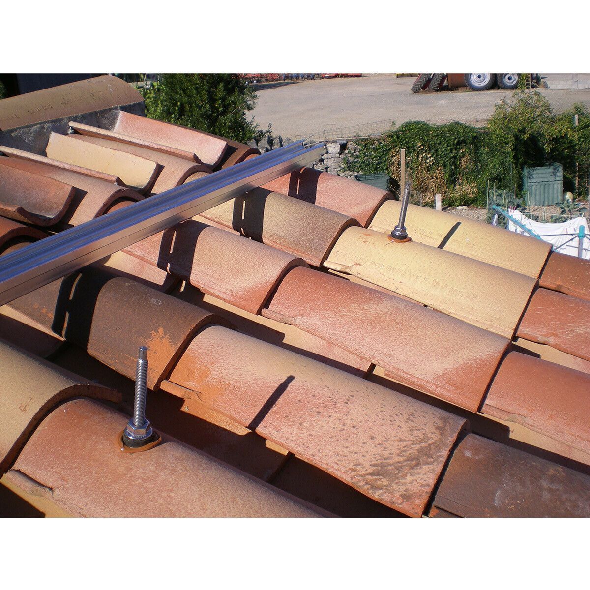 découvrez nos services de montage de toits en tuiles, alliant expertise et qualité. confiez votre projet à des professionnels pour garantir une toiture durable et esthétique, assurant ainsi protection et valorisation de votre habitat.