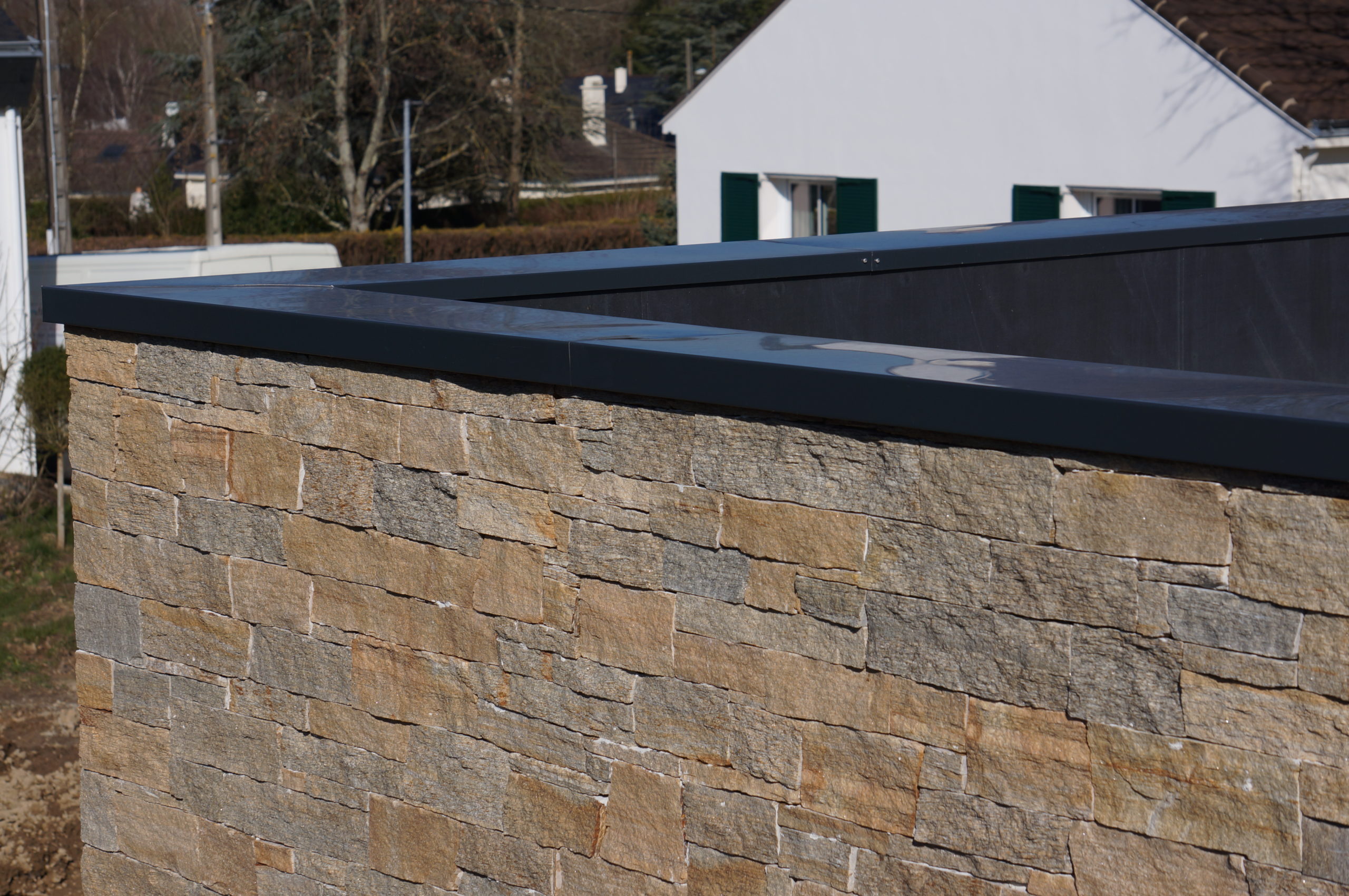 découvrez nos solutions innovantes pour l'aménagement de vos murs et toits. que ce soit pour améliorer l'isolation, optimiser l'esthétique ou renforcer la durabilité, nous vous guidons dans chaque étape de votre projet. transformez votre espace avec des matériaux de qualité et un savoir-faire d'exception.