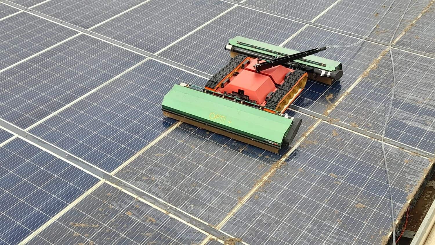 optimisez la performance de votre système photovoltaïque avec notre service de nettoyage professionnel des panneaux solaires. assurez-vous un rendement optimal et prolongez la durée de vie de vos installations grâce à des techniques adaptées et un savoir-faire de qualité.