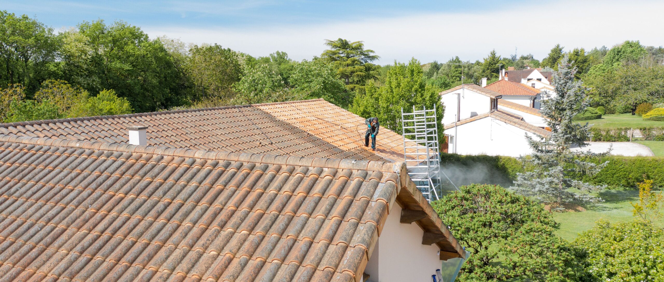découvrez nos services de nettoyage de toit pour préserver l'esthétique et la durabilité de votre maison. spécialistes en entretien de toiture, nous éliminons mousses, lichens et salissures pour assurer une couverture impeccable et prolonger la vie de votre toit.