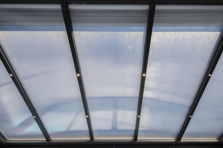 découvrez nos services de nettoyage spécialisés pour les toits de vérandas en polycarbonate. offrez à votre espace extérieur une brillance éclatante et prolongez la durée de vie de votre véranda grâce à notre expertise en entretien.