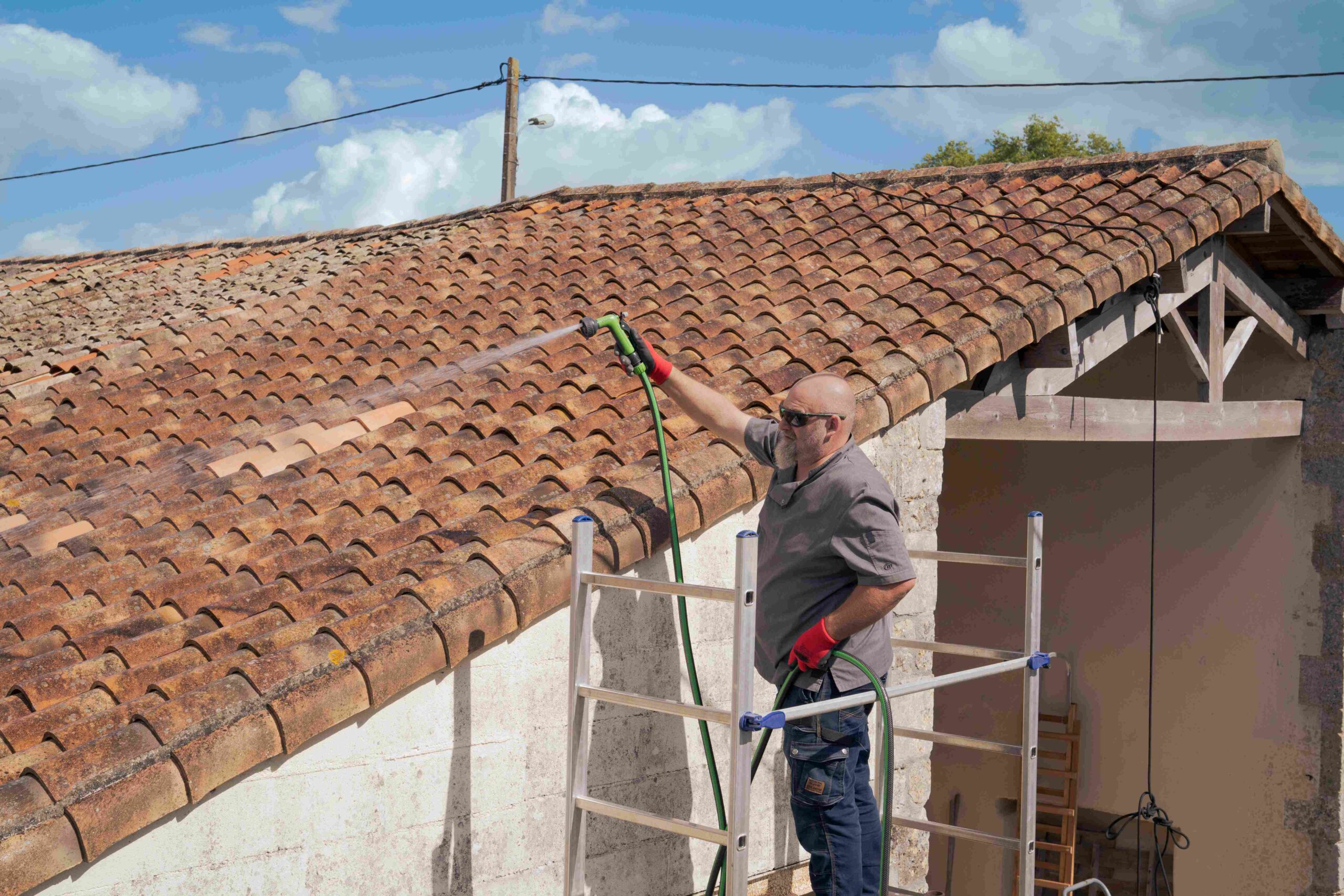 découvrez nos conseils et techniques efficaces pour nettoyer votre toit en toute sécurité. prolongez la vie de votre toiture et améliorez l'esthétique de votre maison avec nos astuces pratiques.
