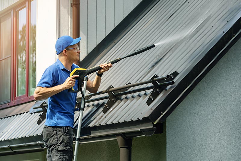 découvrez nos astuces et conseils pour nettoyer efficacement votre toit. prolongez la durée de vie de votre couverture tout en préservant l'esthétique de votre maison grâce à des méthodes simples et accessibles.