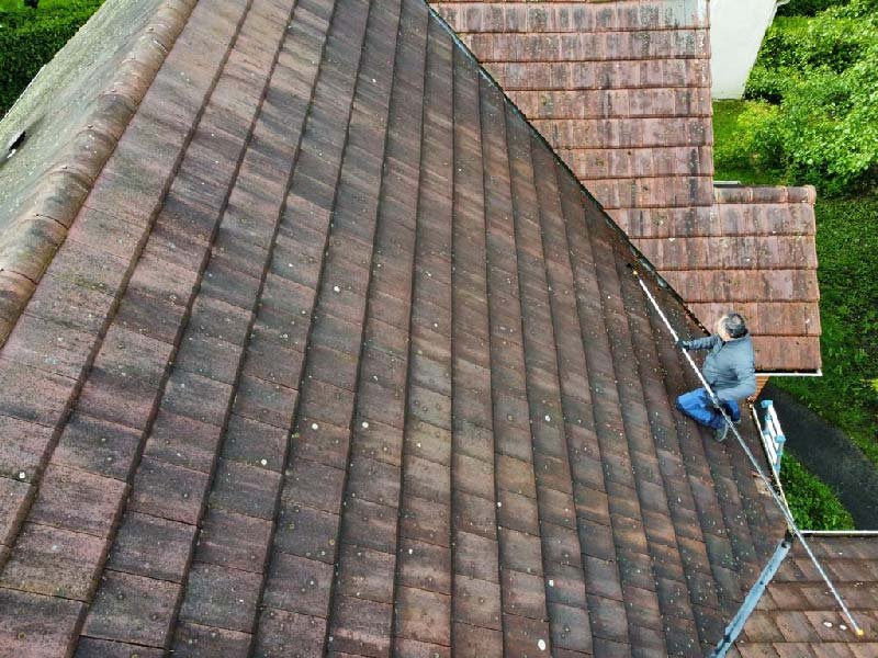découvrez nos conseils et astuces pour nettoyer efficacement votre toit. prolongez la durée de vie de votre toiture et améliorez l'esthétique de votre maison grâce à nos techniques de nettoyage adaptées. ne laissez pas la mousse et la saleté ternir votre toiture !