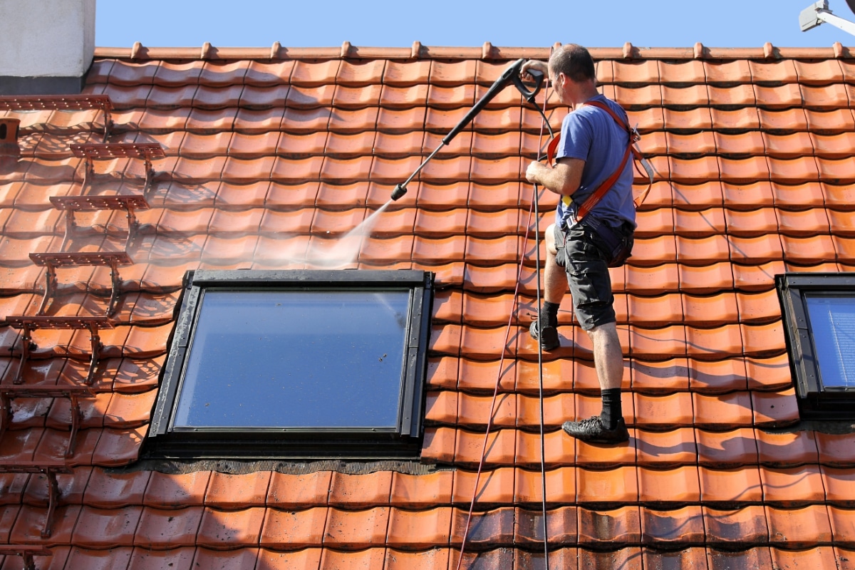 découvrez nos conseils pratiques pour nettoyer efficacement votre toit en éternit. protégez votre habitation et prolongez la durée de vie de votre toiture avec nos techniques adaptées et sécurisées.