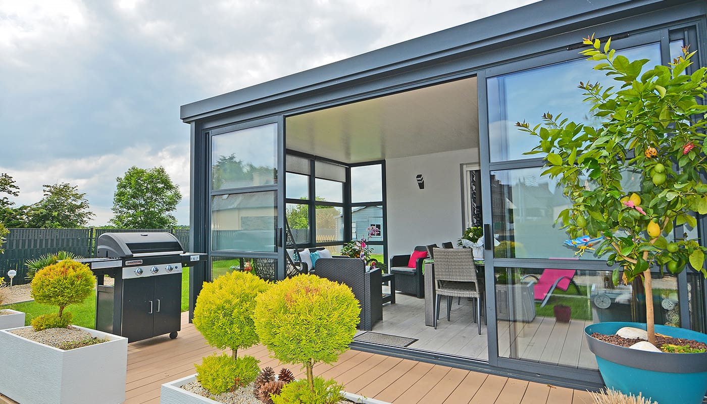 découvrez des conseils pratiques et efficaces pour nettoyer le toit de votre véranda. prolongez la durée de vie de votre espace en vitres et profitez d'un environnement lumineux et accueillant grâce à nos astuces de nettoyage adaptées.