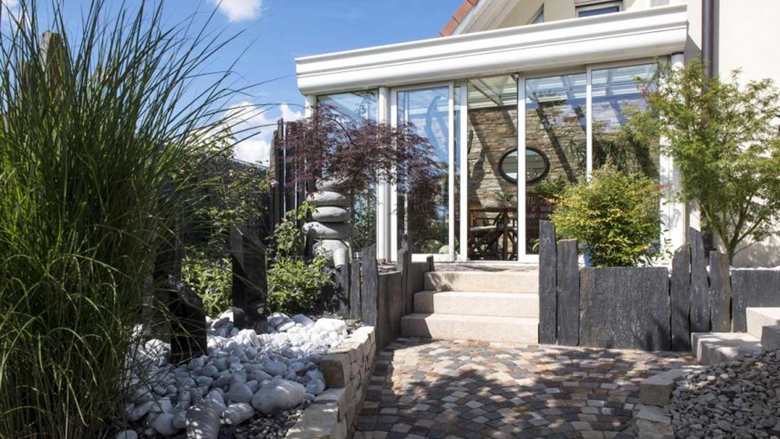 découvrez nos conseils pratiques pour nettoyer efficacement votre véranda et lui redonner son éclat. apprenez les meilleures techniques et produits adaptés pour éliminer salissures et traces, tout en préservant les matériaux. offrez à votre espace de détente un entretien impeccable !