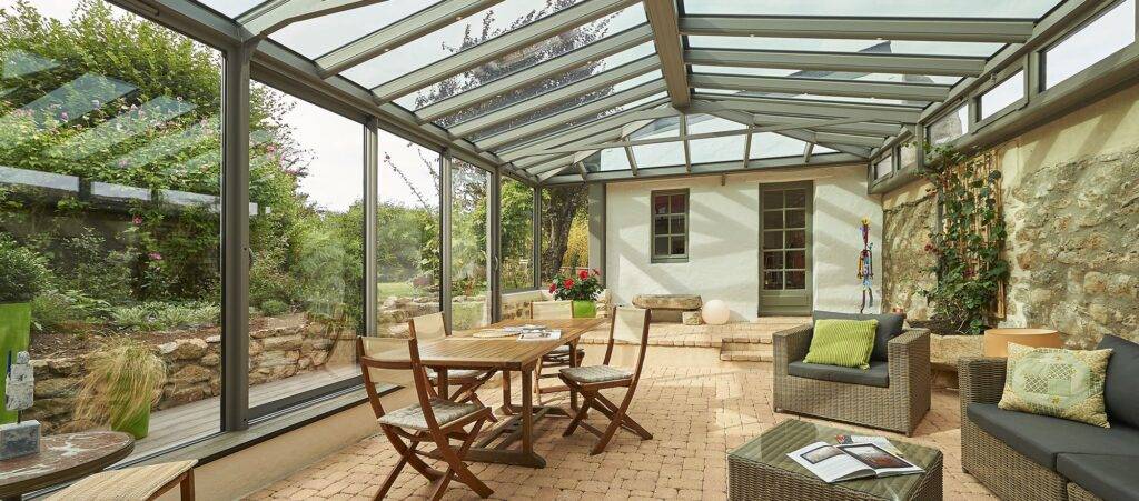 découvrez nos conseils et astuces pour nettoyer efficacement votre véranda. profitez d'un espace lumineux et agréable grâce à des techniques simples pour éliminer la saleté et garder vos vitres cristallines.