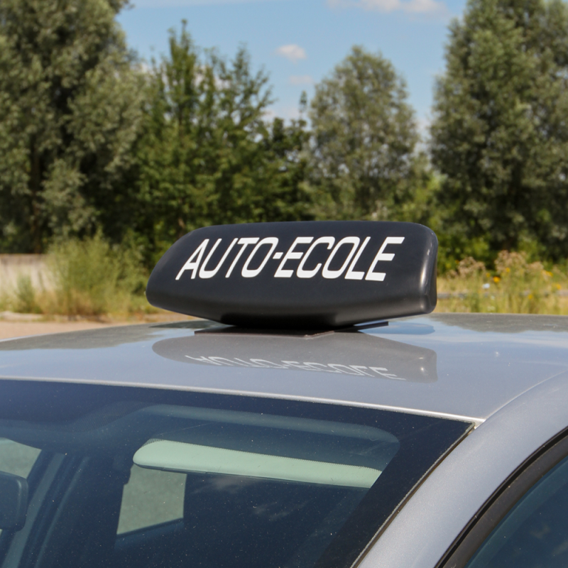 découvrez notre sélection de panneaux de toit pour auto-école, conçus pour une visibilité optimale et une signalisation efficace lors des leçons de conduite. assurez la sécurité et l'identification de vos véhicules d'auto-école avec nos produits de qualité.