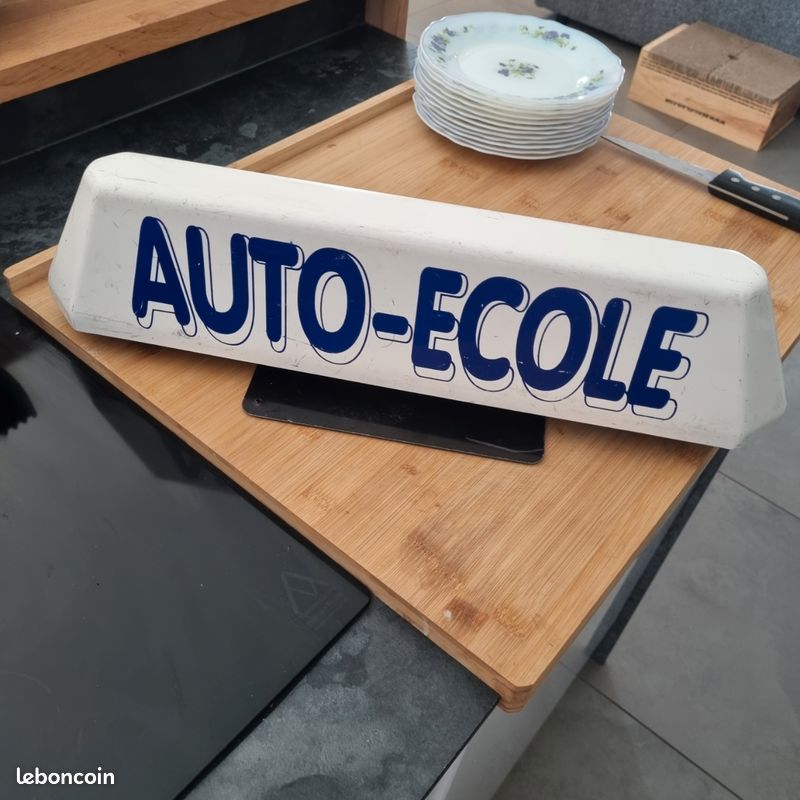 découvrez nos panneaux de toit spécialement conçus pour les auto-écoles, garantissant visibilité et sécurité lors de vos leçons de conduite. idéaux pour attirer l'attention des passants et signaler les véhicules d'auto-école, nos panneaux allient qualité et efficacité.