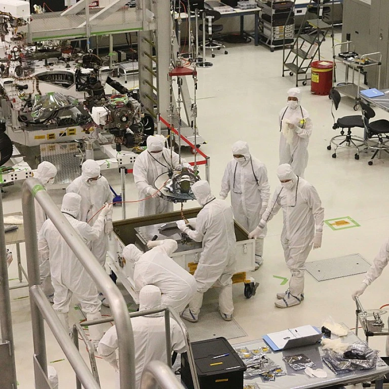 découvrez notre panneau pour toit d'auto-école, conçu pour garantir une visibilité optimale et améliorer la sécurité de vos leçons de conduite. idéal pour les établissements d'enseignement de la conduite, il permet d'identifier facilement votre véhicule et d'informer les autres usagers de la route.