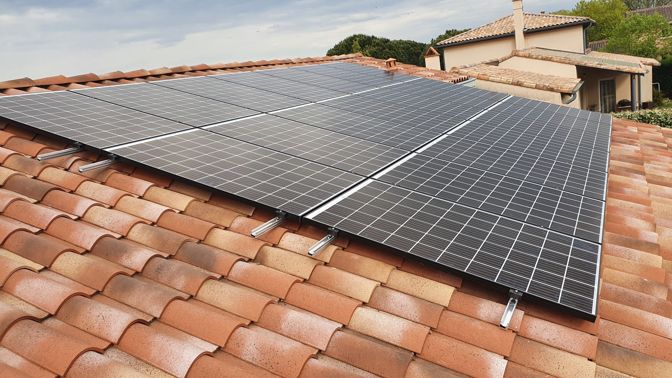 découvrez les avantages des panneaux solaires pour une énergie renouvelable et économique. informez-vous sur l'installation, les subventions disponibles et comment transformer votre maison en un espace plus écologique. optez pour l'énergie du soleil et réduisez votre empreinte carbone dès aujourd'hui!