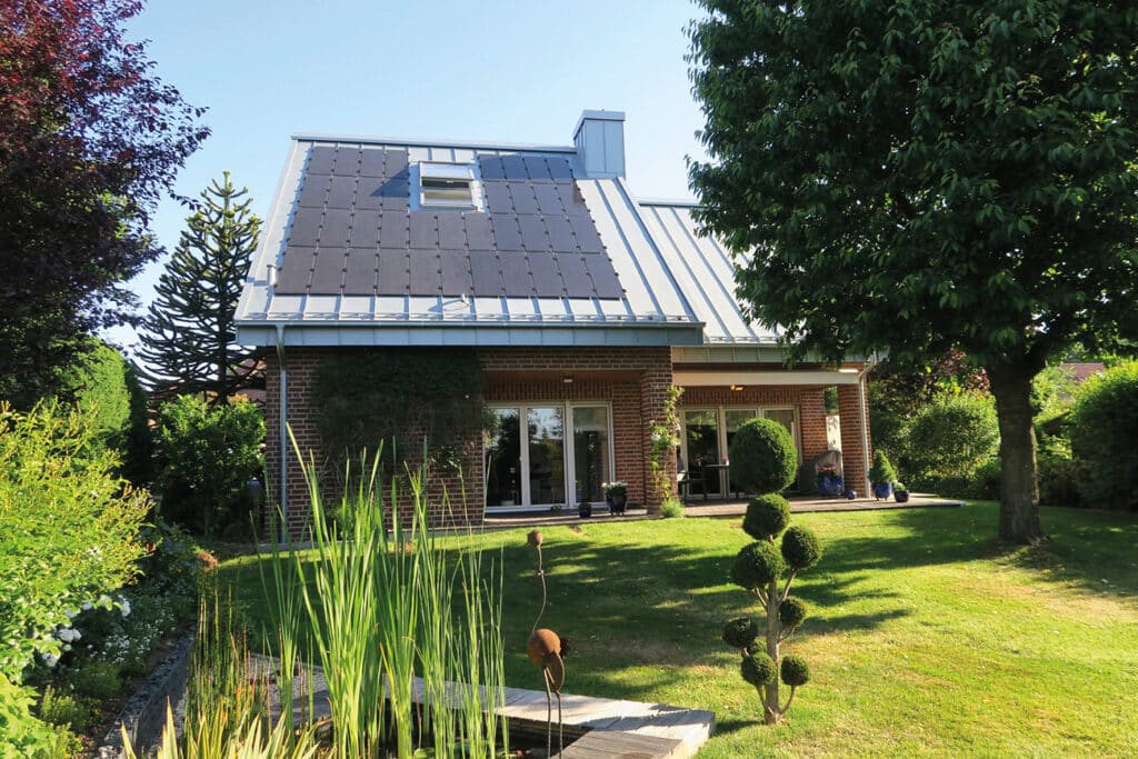 découvrez les avantages des panneaux solaires sur un toit zinc pour optimiser l'efficacité énergétique de votre habitation. alliez esthétique et performance pour une solution durable et respectueuse de l'environnement.