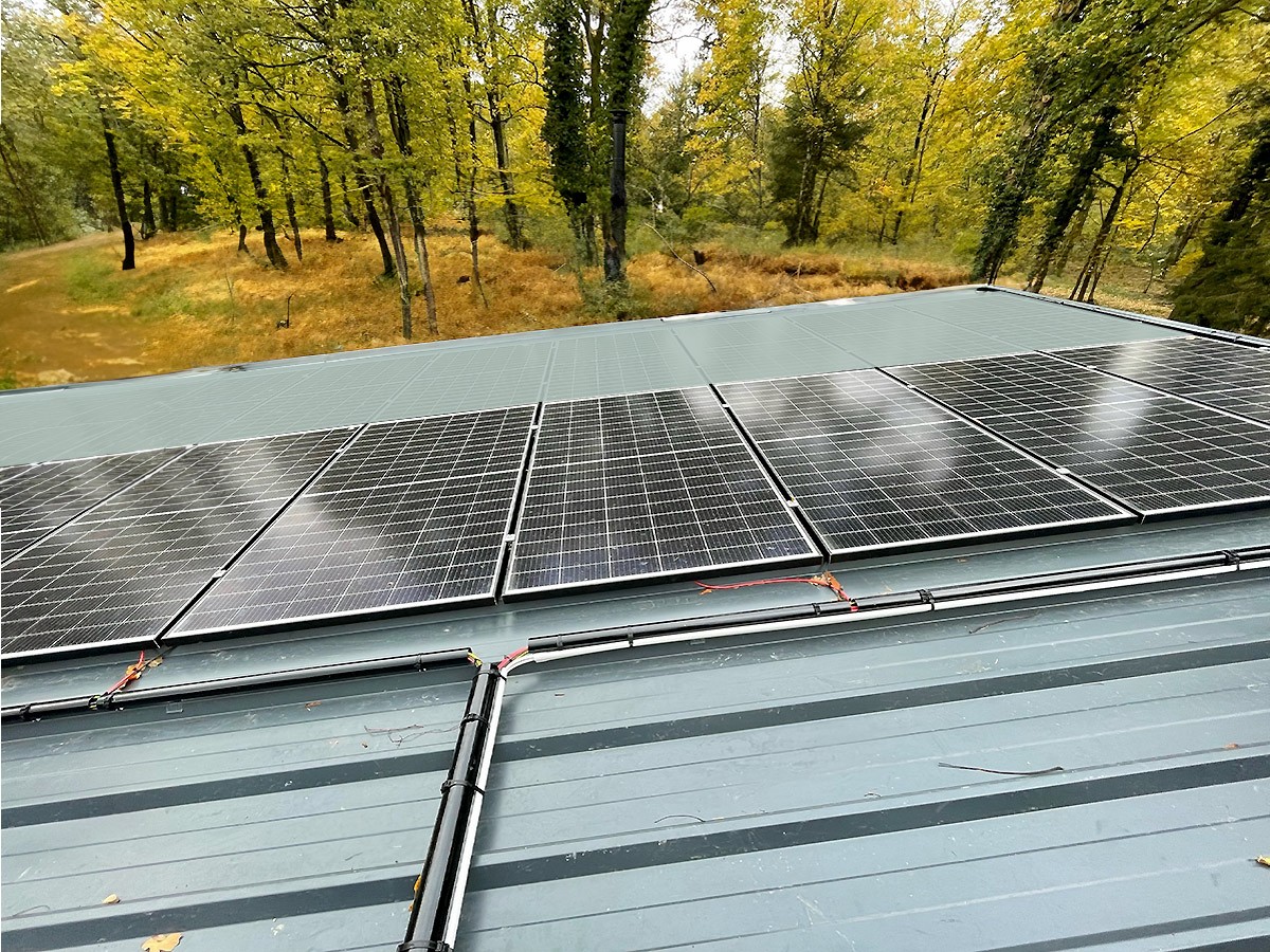 découvrez comment les panneaux solaires sur toiture transforment votre maison en une source d'énergie renouvelable. réduisez vos factures d'électricité tout en contribuant à la protection de l'environnement grâce à des solutions écologiques et efficaces.