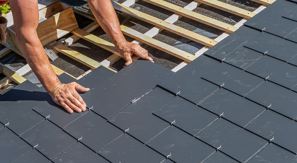 découvrez tout ce qu'il faut savoir sur la pente des toits en ardoise : avantages, techniques de pose et conseils d'entretien pour assurer une toiture esthétique et durable.