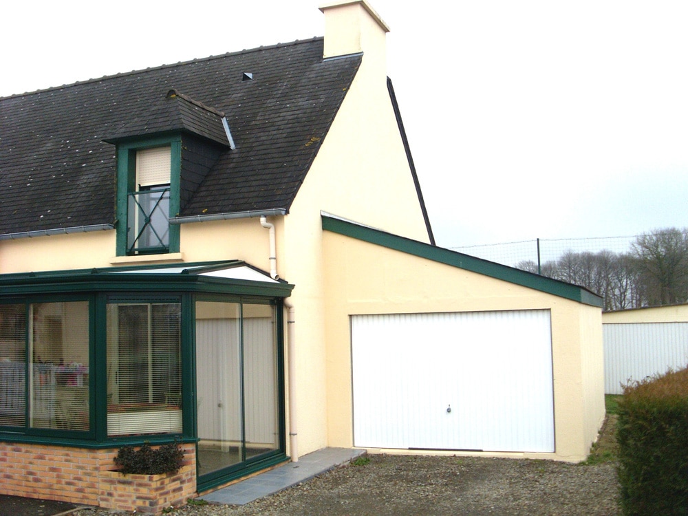 découvrez tout ce qu'il faut savoir sur les pentes de toit pour garage : conseils de design, avantages, matériaux à utiliser et solutions adaptées pour garantir une bonne évacuation des eaux de pluie tout en ajoutant du style à votre garage.