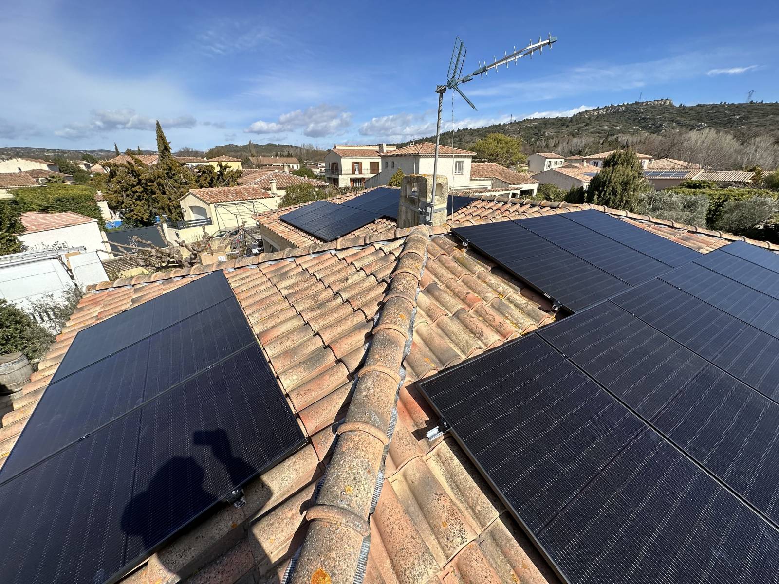 découvrez comment maximiser la performance de vos toits photovoltaïques pour une production d'énergie optimale. apprenez des conseils pratiques et des techniques d'installation pour améliorer l'efficacité de vos panneaux solaires et contribuer à une énergie durable.
