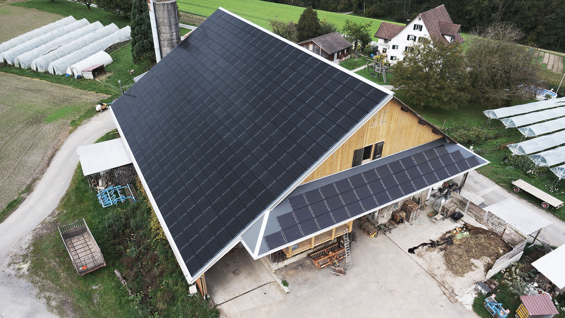 découvrez l'efficacité des toits photovoltaïques : maximisez votre production d'énergie solaire et réduisez votre facture tout en contribuant à la protection de l'environnement.