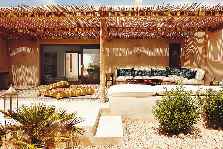 découvrez notre pergola canisse, l'alliée parfaite pour ombrager votre extérieur tout en ajoutant une touche d'élégance. fabriquée avec des matériaux durables, cette pergola vous offre un espace de détente agréable et cosy, idéal pour profiter de vos moments en plein air. personnalisez votre jardin avec style grâce à notre large sélection de pergolas canisse.