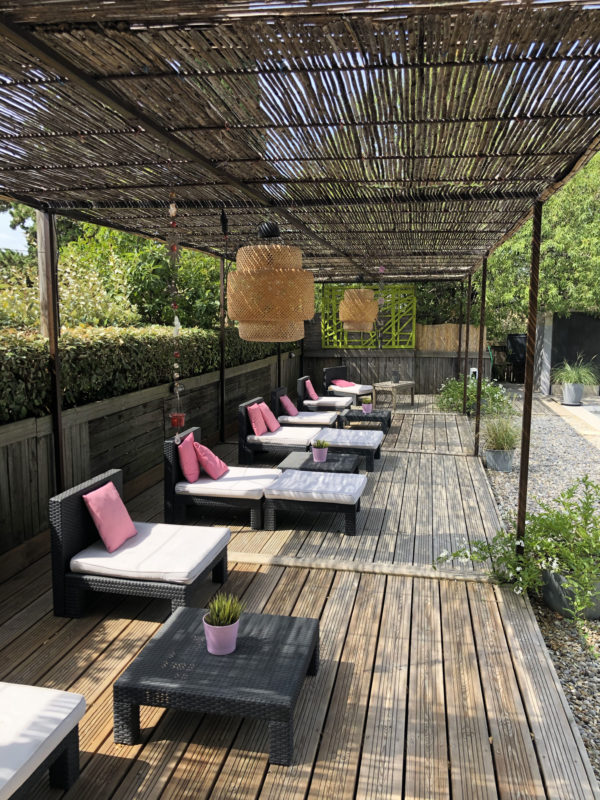 découvrez la pergola canisse, une solution idéale pour profiter de votre extérieur tout en vous protégeant des rayons du soleil. apportez une touche naturelle à votre jardin ou terrasse grâce à cette structure esthétique et fonctionnelle, conçue pour créer un espace de détente agréable.