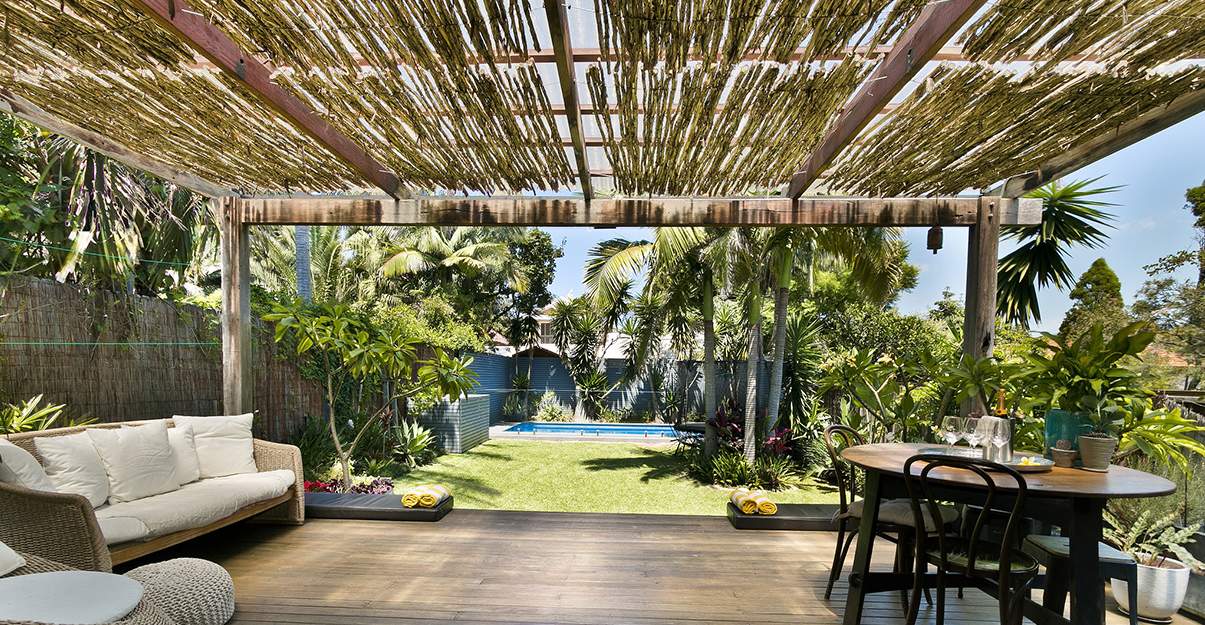 découvrez notre pergola végétale, une élégante solution pour embellir votre extérieur. profitez d'un espace de vie en plein air tout en créant une atmosphère rafraîchissante grâce à la verdure. parfaite pour accueillir vos moments de détente, elle allie style et nature.