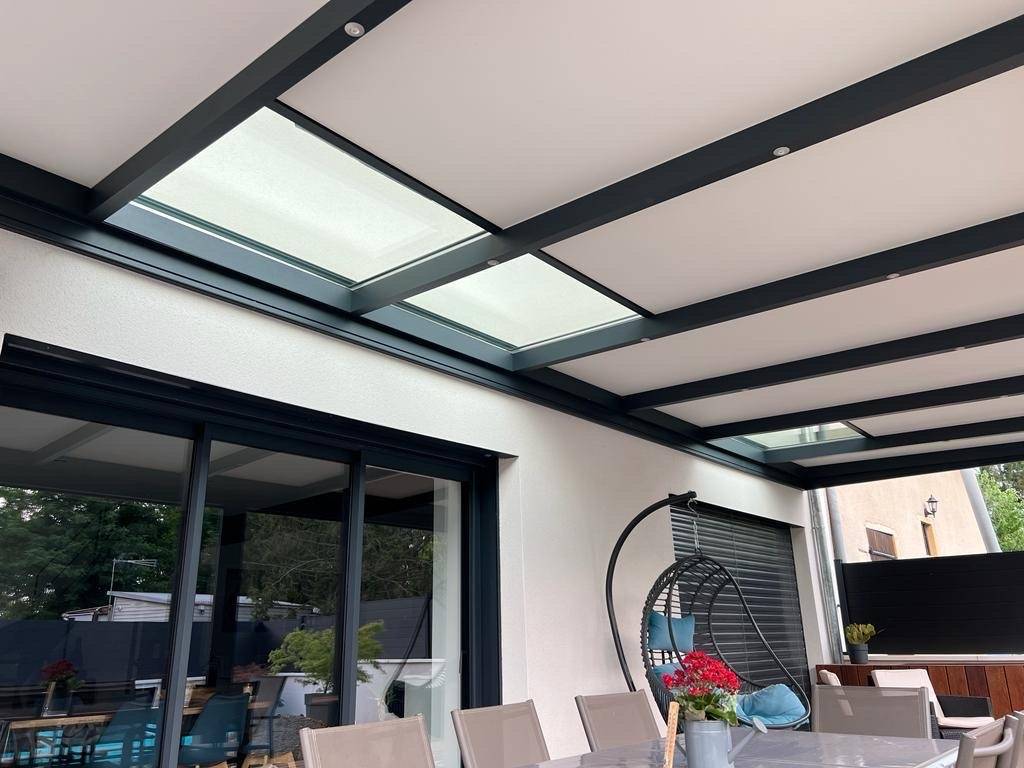 découvrez nos pergolas en verre, alliant élégance et modernité, idéales pour profiter de votre espace extérieur tout en étant protégés des intempéries. créez un havre de paix et de lumière dans votre jardin.