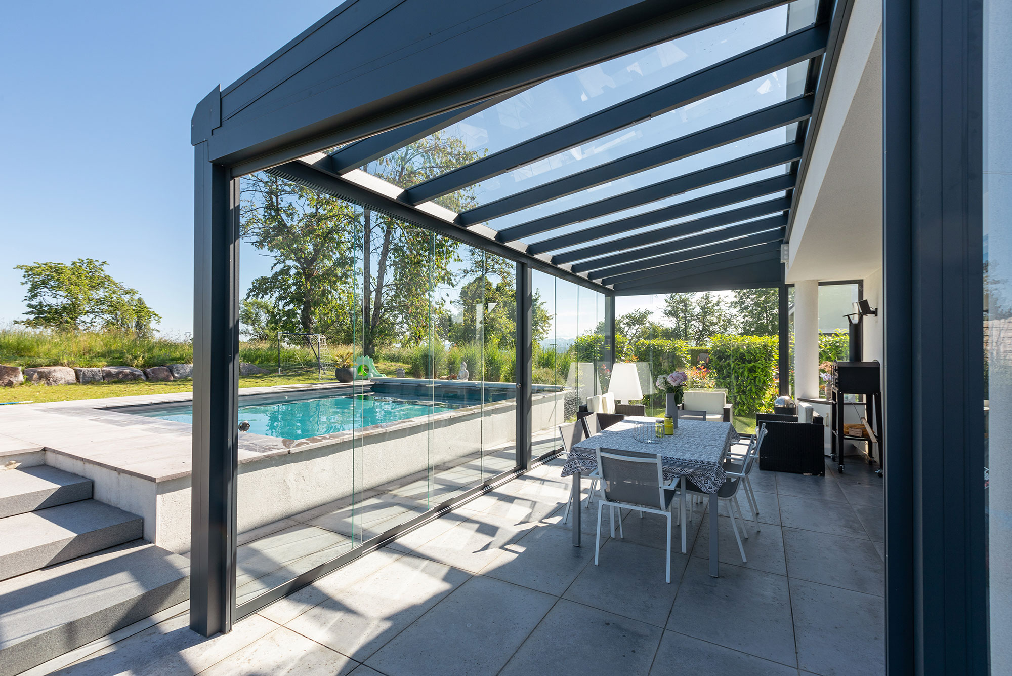 découvrez notre élégante pergola en verre, idéale pour profiter de votre jardin tout en étant protégé des intempéries. alliant esthétisme et fonctionnalité, elle transforme votre espace extérieur en un lieu convivial et lumineux.