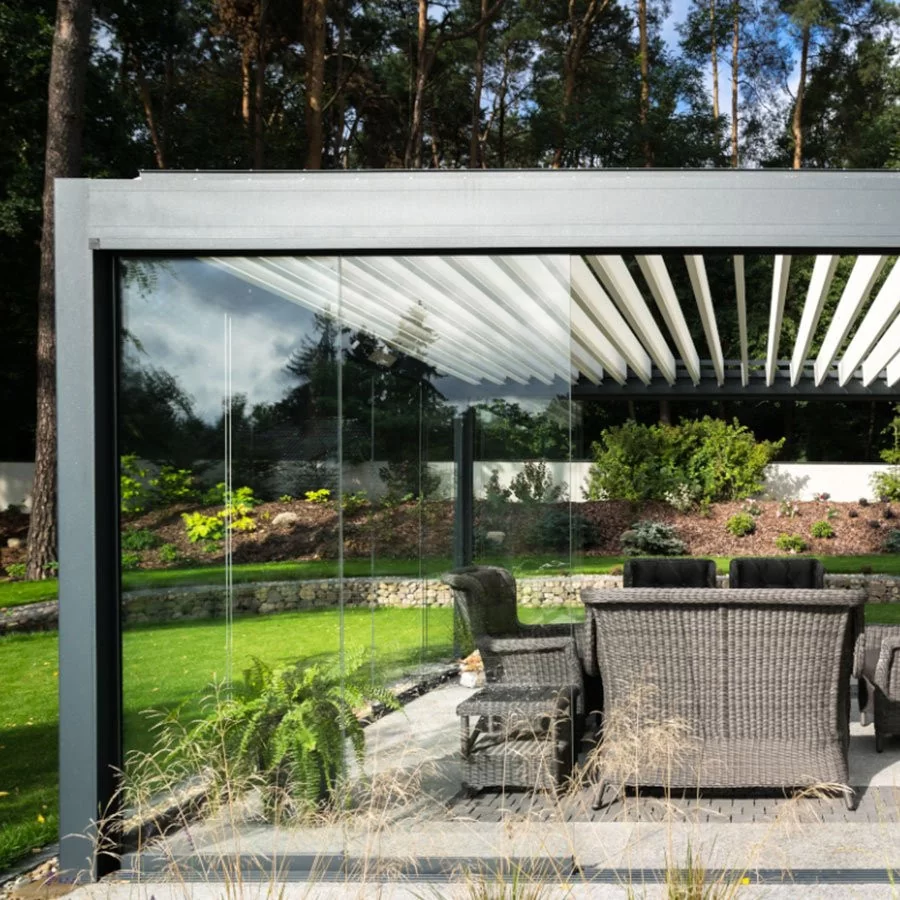 découvrez notre gamme de pergolas en verre, alliant élégance et fonctionnalité. transformez votre espace extérieur en un havre de paix tout en profitant de la lumière naturelle. idéales pour prolonger vos moments en plein air, nos pergolas s'adaptent à tous les styles d'architecture.