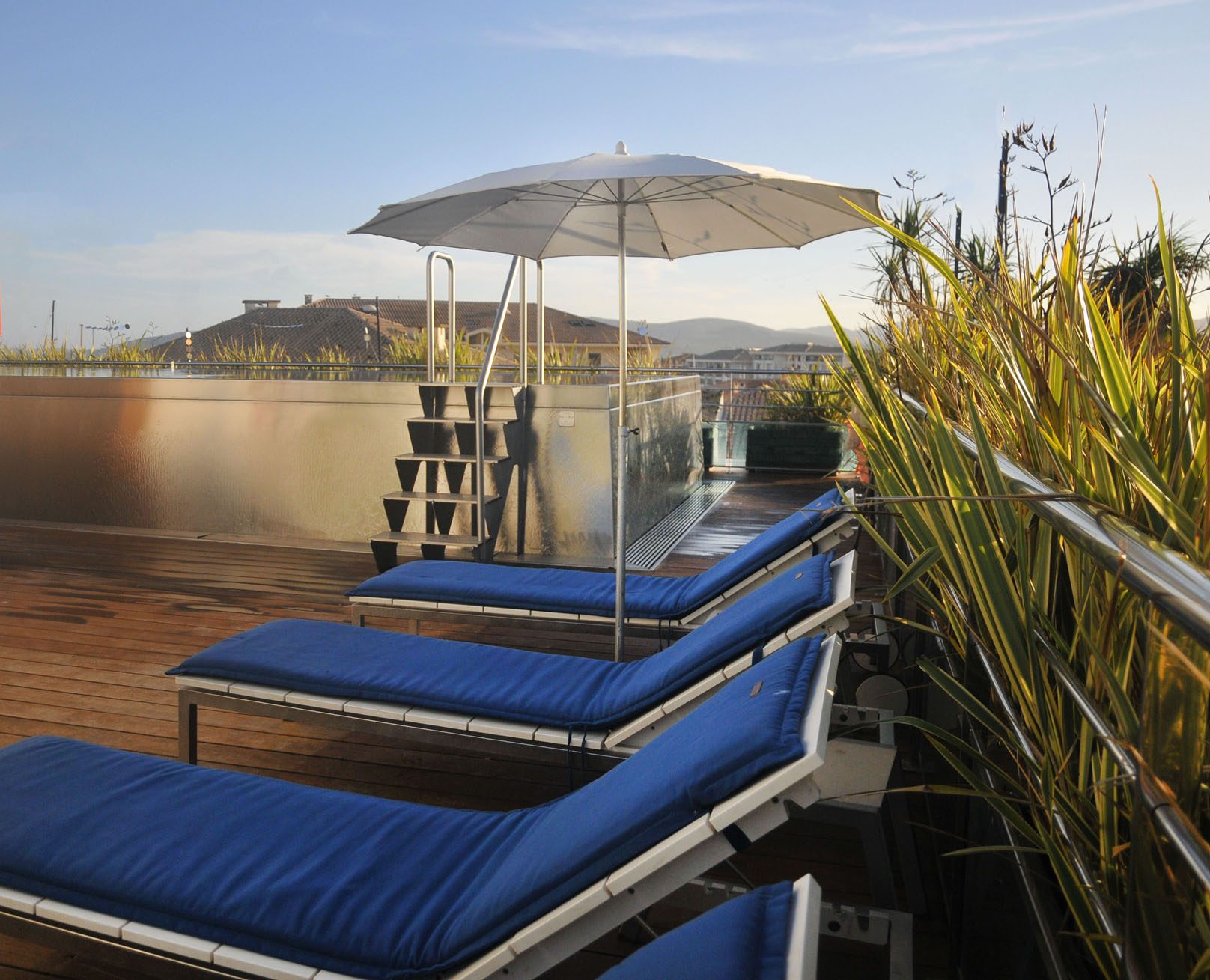 découvrez l'élégance d'une piscine sur le toit, un véritable havre de paix urbain. profitez d'une vue spectaculaire tout en vous détendant dans un espace luxueux et unique, parfait pour se rafraîchir et recevoir. transformez votre rooftop en un oasis de bien-être.