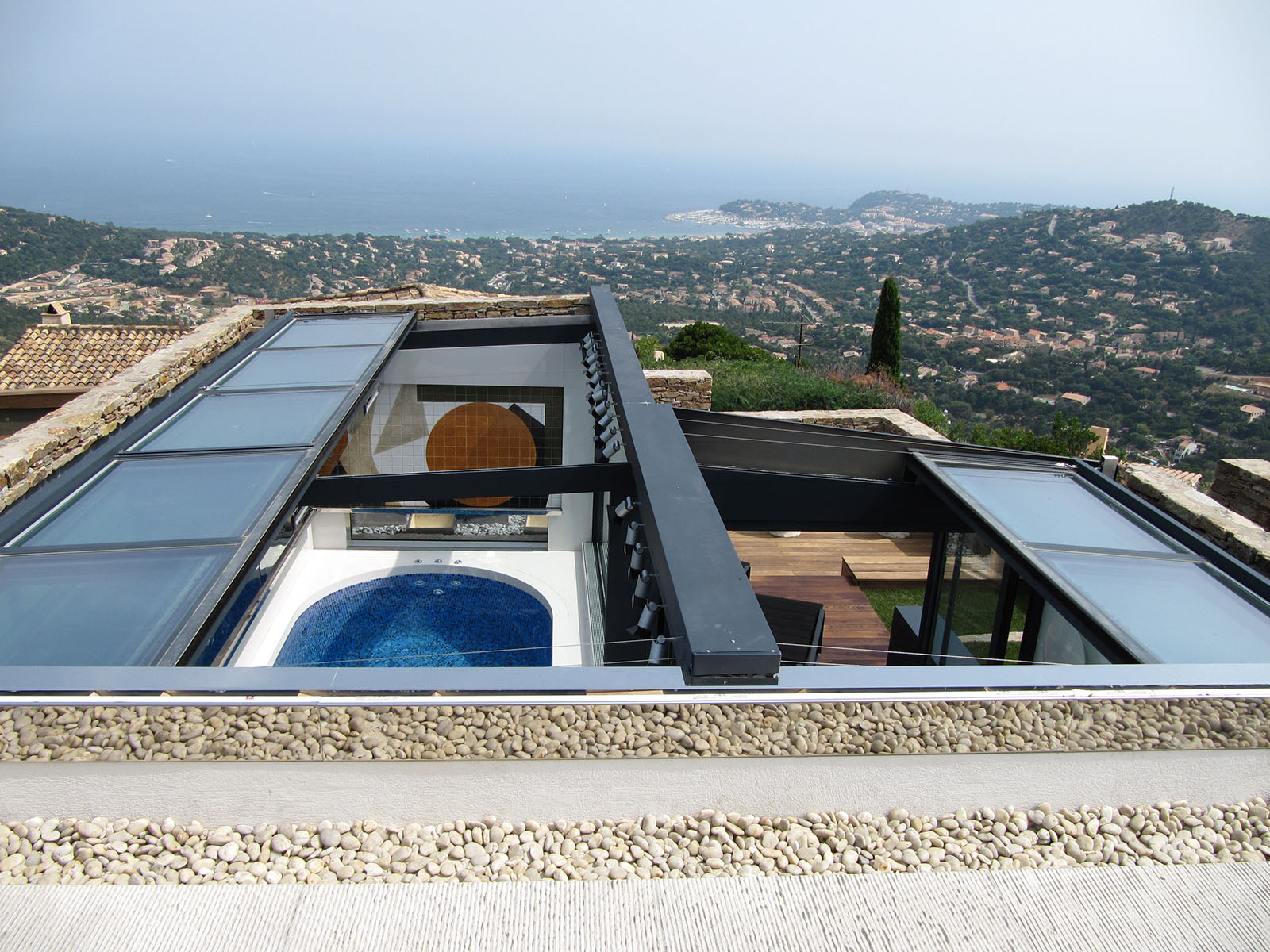 découvrez les avantages d'une piscine sur le toit pour transformer votre espace extérieur en un havre de paix urbain. profitez d'une vue imprenable, d'instants de détente exclusifs et d'une prestation design qui valorise votre propriété.