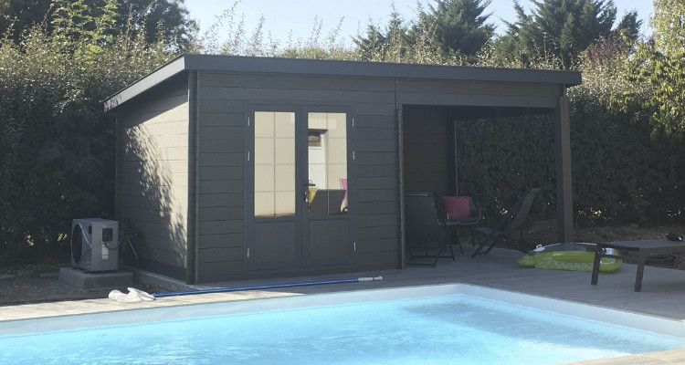 découvrez notre pool house au design moderne et fonctionnel, conçu pour s'adapter parfaitement à la pente de votre terrain. profitez d'un espace détente unique, alliant confort et esthétisme, idéal pour vos moments de relaxation en bord de piscine.