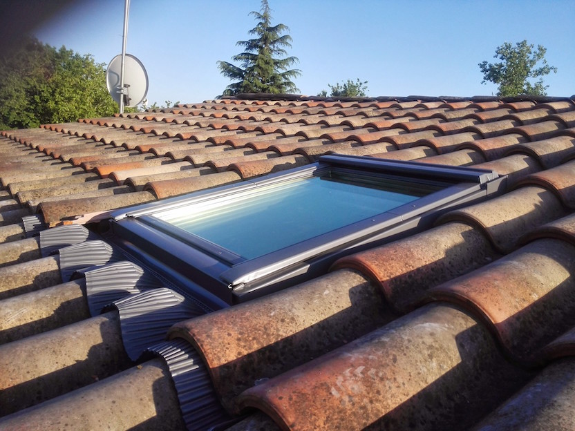 découvrez notre service de pose de fenêtres de toit en tuile, alliant esthétisme et performance énergétique. profitez d'une lumière naturelle abondante et d'une ventilation optimale pour votre espace. contactez-nous pour un devis personnalisé !