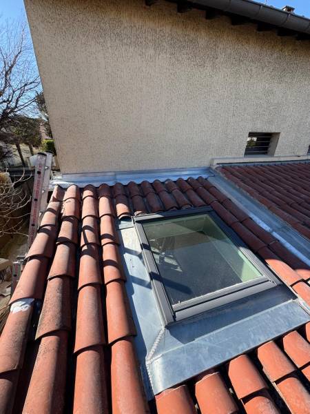 découvrez nos services de pose de fenêtres de toit en tuile, alliant esthétisme et efficacité énergétique. profitez d'une lumière naturelle optimisée et d'une isolation parfaite pour votre maison. contactez-nous pour un devis personnalisé !