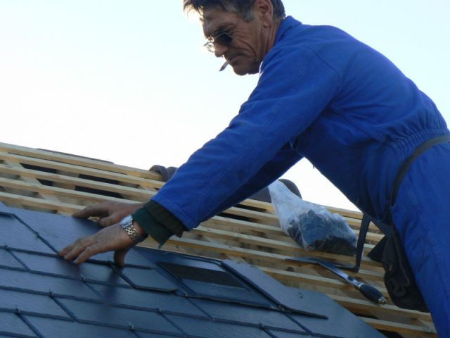 découvrez nos conseils et techniques pour réussir la pose d'ardoises sur votre toit. optimisez la durabilité et l'esthétique de votre toiture avec des étapes claires et des astuces de professionnels.