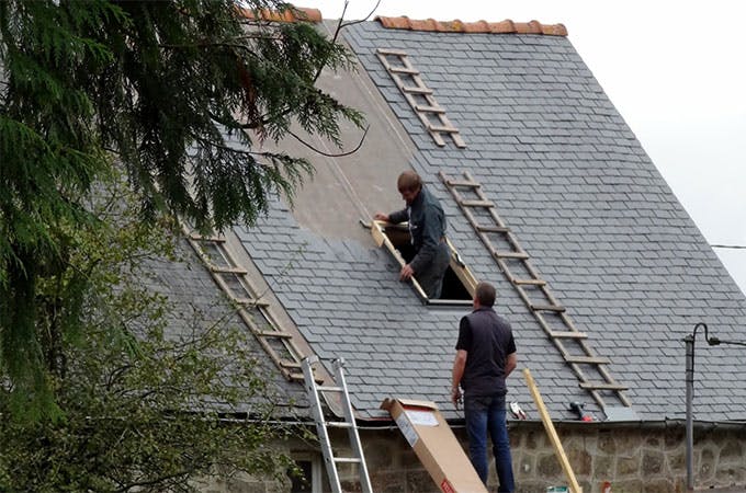 découvrez nos conseils et techniques pour poser des ardoises sur votre toit avec précision. apprenez les étapes essentielles pour un résultat durable et esthétique, et garantissez la protection de votre maison contre les intempéries.