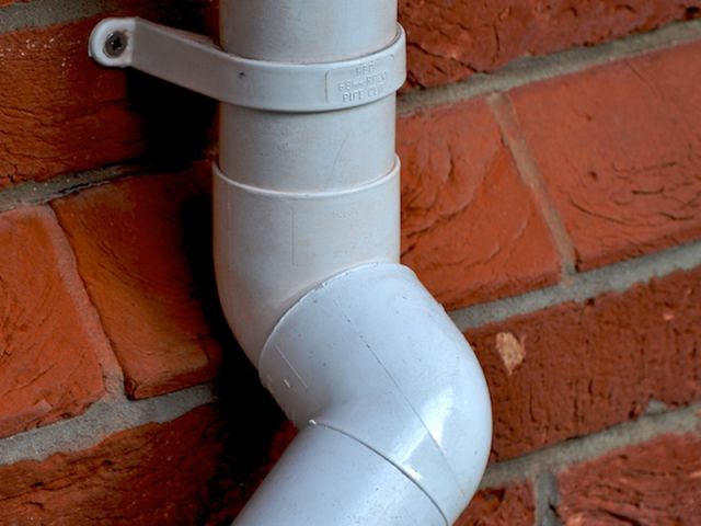 découvrez nos conseils et astuces pour poser une gouttière efficacement. apprenez les étapes essentielles pour garantir un drainage optimal de votre toiture et protéger votre maison des intempéries.