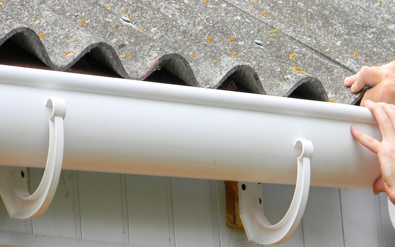 découvrez notre guide complet pour poser une gouttière efficacement. apprenez les techniques essentielles, les matériaux nécessaires et les conseils d'experts pour protéger votre maison des intempéries tout en améliorant son esthétisme.