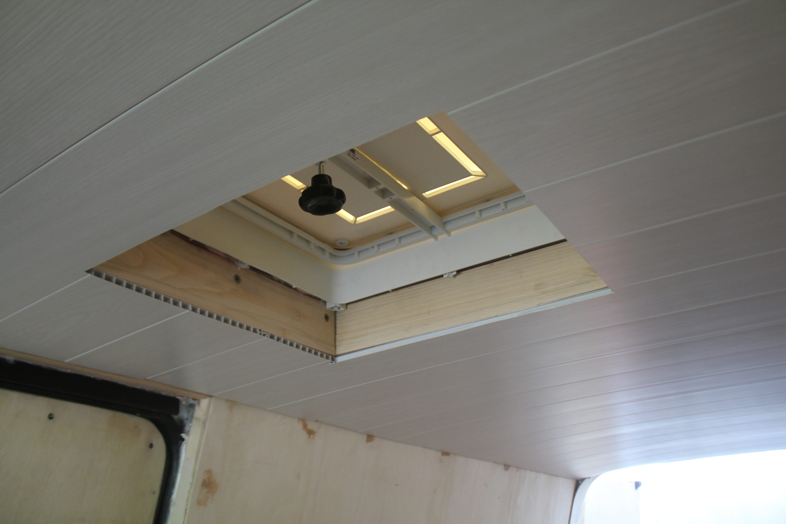 apprenez à poser facilement du lambris pvc pour embellir et rénover vos espaces intérieurs. suivez nos conseils pratiques et astuces pour une installation réussie et durable.