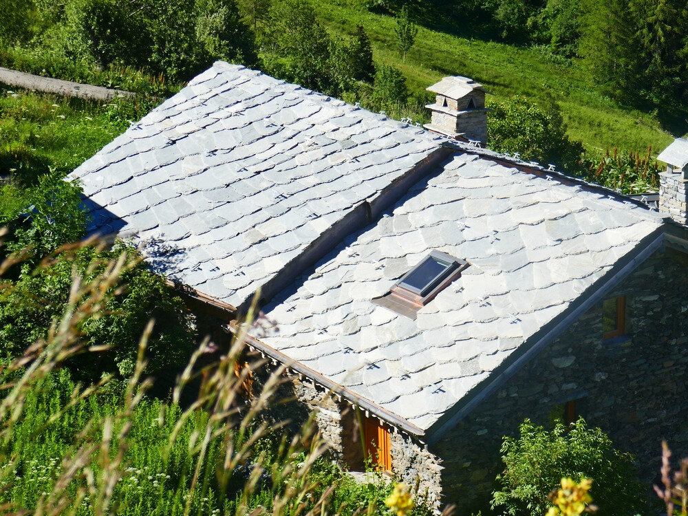 découvrez comment poser des lauzes sur votre toit pour une esthétique authentique et une excellente protection contre les intempéries. suivez notre guide étape par étape et transformez votre toiture avec des matériaux naturels et durables.