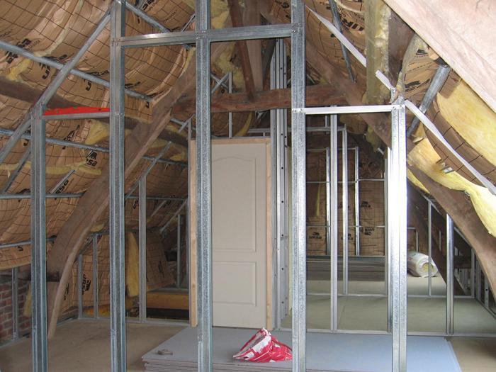 découvrez comment poser du placo sous toit avec nos conseils pratiques et astuces. transformez vos espaces sous combles en augmentant l'isolation et le confort tout en améliorant l'esthétique de votre intérieur. suivez notre guide étape par étape pour réussir votre projet de bricolage.