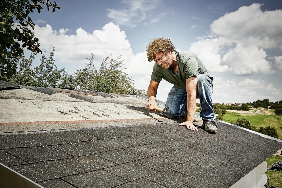 découvrez comment poser des shingles sur votre toit avec notre guide étape par étape. apprenez les techniques et conseils essentiels pour garantir une installation durable et esthétique, tout en protégeant efficacement votre maison des intempéries.