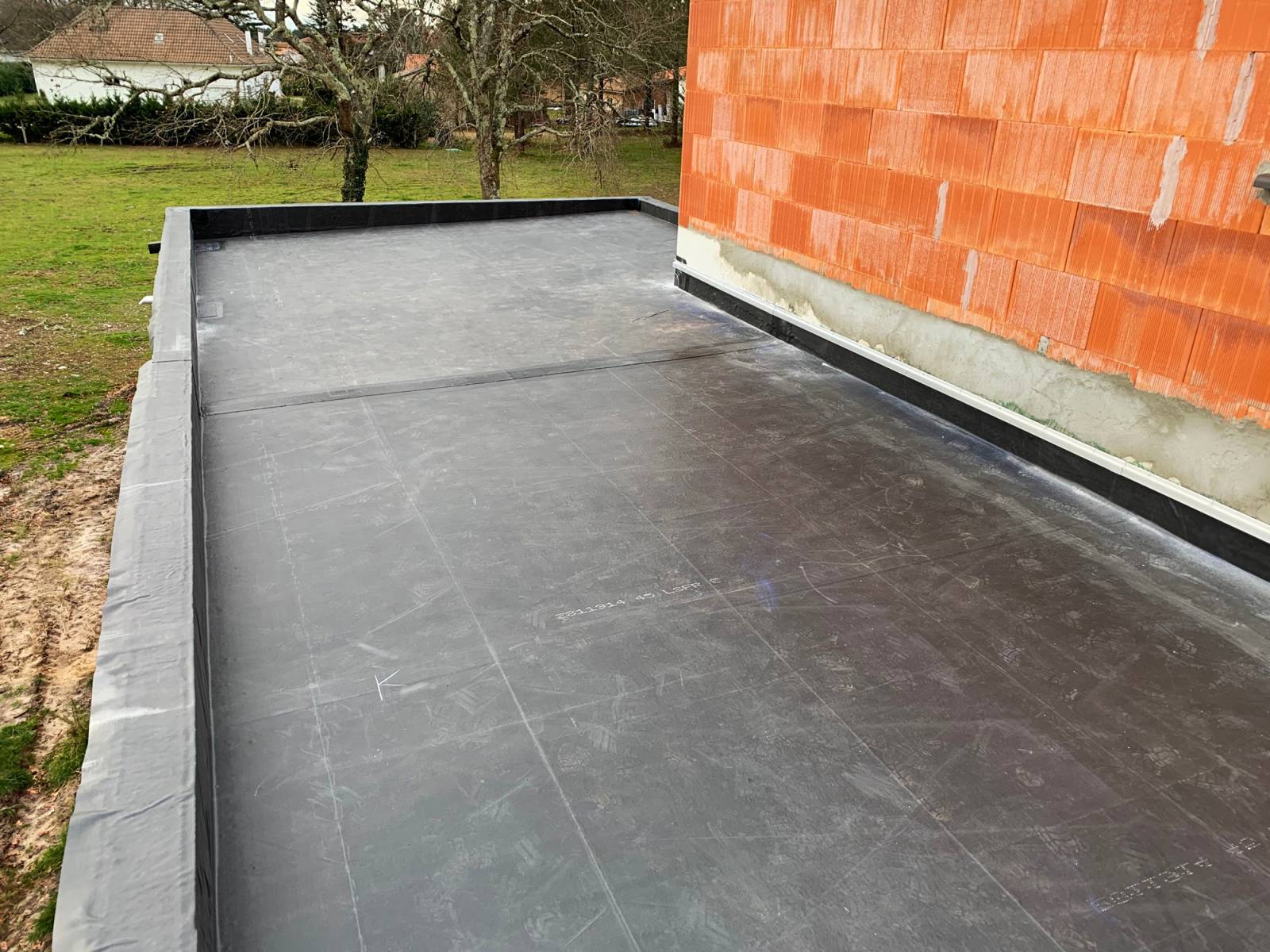 découvrez nos conseils et techniques pour poser un toit plat de manière efficace. apprenez les étapes essentielles, les matériaux à utiliser et les erreurs à éviter pour garantir une toiture durable et étanche.