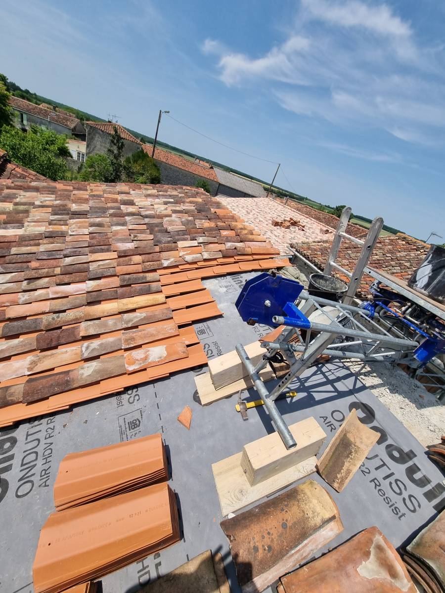 apprenez comment poser des tuiles sur votre toit efficacement et de manière sécurisée. découvrez des astuces, des techniques et les matériaux nécessaires pour réaliser une couverture durable et esthétique. transformez votre toiture avec nos conseils d'experts!